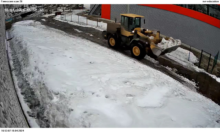 Благотворительный фонд помог очистить территорию гимназии от снега.